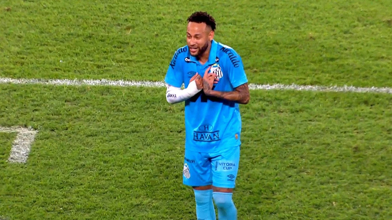 Neymar Noncommittal on Santos Future After Injury Hat-trick