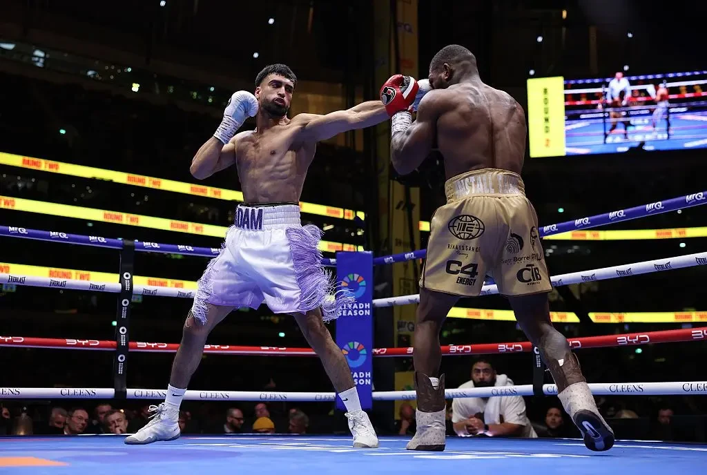 Azim seals dominant performance with decisive late stoppage against Scoby